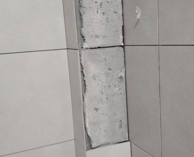 雷州瓷砖空鼓维修公司分享下瓷砖施工前基层浇水润湿程度不足，可能导致以下问题